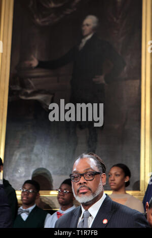 New York, New York, USA. Mar 27, 2019. Maire de la ville de New York, Bill De Blasio, ainsi que membre du Conseil de la ville de New York fait Cornegy Robert allocution à l Livres Guinness des Records déclaration officielle de la ville de New York comme Cornegy Robert Membre du Conseil le plus grand homme dans le monde le 27 mars 2019 tenue à la Salle Bleue à New York l'Hôtel de Ville. Credit : Mpi43/media/Alamy Punch Live News Banque D'Images
