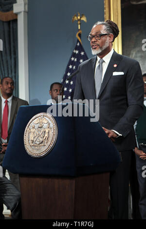 New York, New York, USA. Mar 27, 2019. Maire de la ville de New York, Bill De Blasio, ainsi que membre du Conseil de la ville de New York fait Cornegy Robert allocution à l Livres Guinness des Records déclaration officielle de la ville de New York comme Cornegy Robert Membre du Conseil le plus grand homme dans le monde le 27 mars 2019 tenue à la Salle Bleue à New York l'Hôtel de Ville. Credit : Mpi43/media/Alamy Punch Live News Banque D'Images