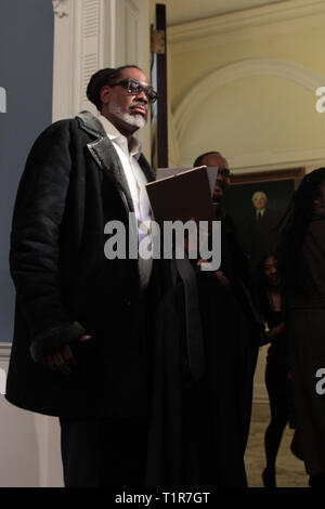 New York, New York, USA. Mar 27, 2019. Maire de la ville de New York, Bill De Blasio, ainsi que membre du Conseil de la ville de New York fait Cornegy Robert allocution à l Livres Guinness des Records déclaration officielle de la ville de New York comme Cornegy Robert Membre du Conseil le plus grand homme dans le monde le 27 mars 2019 tenue à la Salle Bleue à New York l'Hôtel de Ville. Credit : Mpi43/media/Alamy Punch Live News Banque D'Images