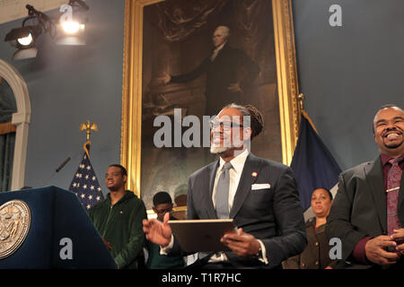 New York, New York, USA. Mar 27, 2019. Maire de la ville de New York, Bill De Blasio, ainsi que membre du Conseil de la ville de New York fait Cornegy Robert allocution à l Livres Guinness des Records déclaration officielle de la ville de New York comme Cornegy Robert Membre du Conseil le plus grand homme dans le monde le 27 mars 2019 tenue à la Salle Bleue à New York l'Hôtel de Ville. Credit : Mpi43/media/Alamy Punch Live News Banque D'Images