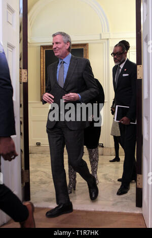 New York, New York, USA. Mar 27, 2019. Maire de la ville de New York, Bill De Blasio, ainsi que membre du Conseil de la ville de New York fait Cornegy Robert allocution à l Livres Guinness des Records déclaration officielle de la ville de New York comme Cornegy Robert Membre du Conseil le plus grand homme dans le monde le 27 mars 2019 tenue à la Salle Bleue à New York l'Hôtel de Ville. Credit : Mpi43/media/Alamy Punch Live News Banque D'Images