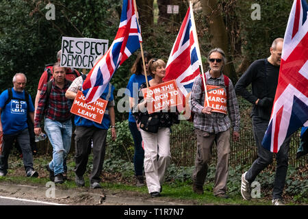 « Arch to Leave » : les militants du Brexit se réunissent le 13 e jour de leur marche à travers l'Angleterre, au Royaume-Uni. Banque D'Images