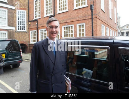 Westminster, London, UK. Mar 28, 2019. Président de l'ERG et Arch-Brexiteer, Jacob Rees-Mogg, quitte son domicile pour se rendre au Parlement. Il a été un ardent défenseur de l'UK à quitter l'Union européenne. Jacob Rees-Mogg, Westminster. Credit : Tommy Londres/Alamy Live News Banque D'Images