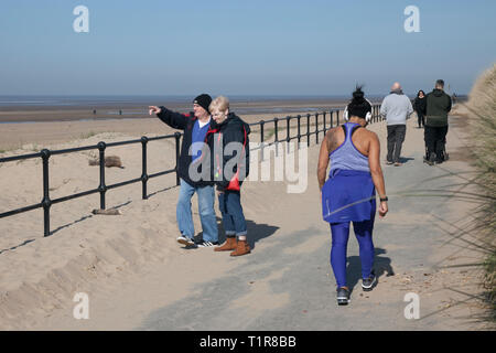 Crosby, Merseyside. 28 mars, 2019. Météo britannique. Lumineuse, ensoleillée de commencer la journée à la côte en tant que résident de profiter de temps de printemps sur la promenade côtière. Crédit. /MediaWorldImages AlamyLiveNews. Banque D'Images