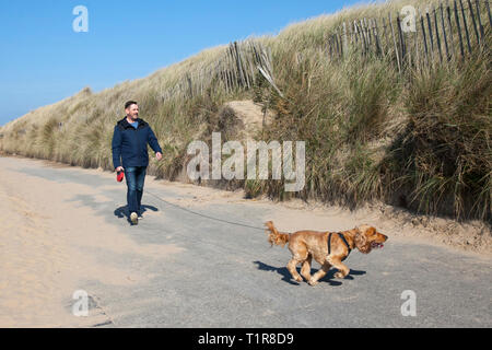 Crosby, Merseyside. 28 mars, 2019. Météo britannique. Lumineuse, ensoleillée de commencer la journée à la côte en tant que résident de profiter de temps de printemps sur la promenade côtière. Crédit. /MediaWorldImages AlamyLiveNews. Banque D'Images