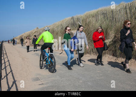 Crosby, Merseyside. 28 mars, 2019. Météo britannique. Lumineuse, ensoleillée de commencer la journée à la côte en tant que résident de profiter de temps de printemps sur la promenade côtière. Crédit. /MediaWorldImages AlamyLiveNews. Banque D'Images