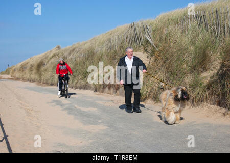 Crosby, Merseyside. 28 mars, 2019. Météo britannique. Lumineuse, ensoleillée de commencer la journée à la côte en tant que résident de profiter de temps de printemps sur la promenade côtière. Crédit. /MediaWorldImages AlamyLiveNews. Banque D'Images