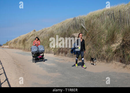 Crosby, Merseyside. 28 mars, 2019. Météo britannique. Lumineuse, ensoleillée de commencer la journée à la côte en tant que résident de profiter de temps de printemps sur la promenade côtière. Crédit. /MediaWorldImages AlamyLiveNews. Banque D'Images