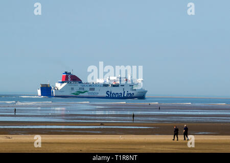 Crosby, Merseyside. 28 mars, 2019. Météo britannique. Lumineuse, ensoleillée de commencer la journée à la côte en tant que résident de profiter de temps de printemps sur la promenade côtière. Crédit. /AlamyLiveNews MediaWorldImages Banque D'Images