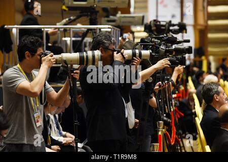 La Chine, la province de Hainan. Mar 28, 2019. Les journalistes travaillent au cours de la plénière d'ouverture du Forum de Boao pour l'Asie (BFA) conférence annuelle à Boao, Chine du sud, province de Hainan, 28 mars 2019. Credit : Hou Dongtao/Xinhua/Alamy Live News Banque D'Images