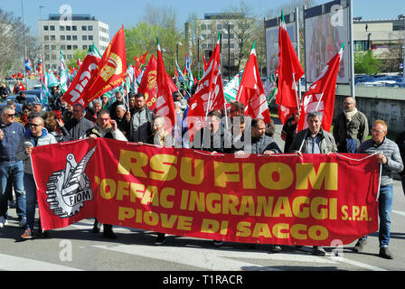 Padoue, Italie, le 28 mars 2019. Huit-heures de grève de la Vénétie engineering workers contre les nombreux décès au travail. 1133 décès au travail en 2018 et 141 décès au travail dans les trois premiers mois de 2019 en Italie. Sur la plate-forme les représentants des syndicats, les sœurs et les veuves des travailleurs qui sont morts au travail et le maire de Padoue. L'événement a été appelé 'ou vous arrêtez ou mourir' contre le rythme de travail de plus en plus frénétiques. Credit : Ferdinando Piezzi/Alamy Live News Banque D'Images