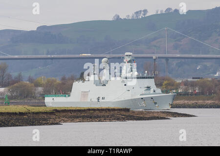 Glasgow, Ecosse, Royaume-Uni. Mar 28, 2019. L'exercice Joint Warrior préparatifs sur la Clyde, Glasgow. Les danois HDMS Absalon L16 passe le Erskine Bridge sur la rivière Clyde lors de son arrivée à Glasgow en avance sur sa participation aux côtés de navires de guerre, sous-marins et des aéronefs de 13 autres pays de l'exercice de deux semaines en Ecosse entre le 30 mars et le 11 avril : Crédit Kay Roxby/Alamy Live News Banque D'Images