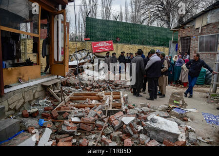 Srinagar, au Cachemire. Mar 28, 2019. Les habitants du Cachemire sont vus à proximité d'un véhicule endommagé après une explosion.Rapports dit que la panique saisi dans Alochi Bagh salon de Srinagar, quand une mystérieuse explosion a eu lieu près de camp de l'armée indienne dans la région. Une maison et un véhicule ont été endommagés suite à l'impact de l'explosion. Credit : Idrees Abbas/SOPA Images/ZUMA/Alamy Fil Live News Banque D'Images