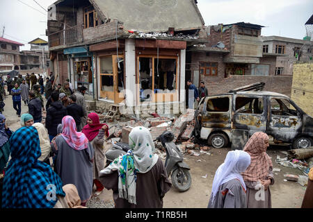 Srinagar, au Cachemire. Mar 28, 2019. Les habitants du Cachemire sont vus à proximité d'un véhicule endommagé après une explosion.Rapports dit que la panique saisi dans Alochi Bagh salon de Srinagar, quand une mystérieuse explosion a eu lieu près de camp de l'armée indienne dans la région. Une maison et un véhicule ont été endommagés suite à l'impact de l'explosion. Credit : Idrees Abbas/SOPA Images/ZUMA/Alamy Fil Live News Banque D'Images