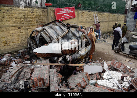 Srinagar, au Cachemire. Mar 28, 2019. Les habitants du Cachemire sont vus passé un véhicule endommagé après une explosion.Rapports dit que la panique saisi dans Alochi Bagh salon de Srinagar, quand une mystérieuse explosion a eu lieu près de camp de l'armée indienne dans la région. Une maison et un véhicule ont été endommagés suite à l'impact de l'explosion. Credit : Idrees Abbas/SOPA Images/ZUMA/Alamy Fil Live News Banque D'Images