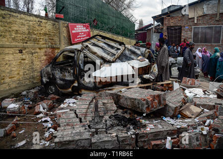 Srinagar, au Cachemire. Mar 28, 2019. Les habitants du Cachemire sont vus à proximité d'un véhicule endommagé après une explosion.Rapports dit que la panique saisi dans Alochi Bagh salon de Srinagar, quand une mystérieuse explosion a eu lieu près de camp de l'armée indienne dans la région. Une maison et un véhicule ont été endommagés suite à l'impact de l'explosion. Credit : Idrees Abbas/SOPA Images/ZUMA/Alamy Fil Live News Banque D'Images