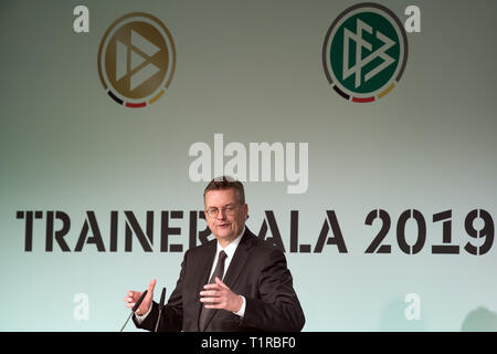 28 mars 2019, en Rhénanie du Nord-Westphalie, Köln : Reinhard Grindel, DFB Président, prendra la parole sur scène lors de l'Entraîneur 2019 Gala. Photo : Federico Gambarini/dpa Banque D'Images