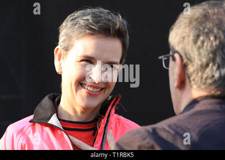 Westminster, London, UK. Mar 28, 2018. Mary Creagh, MP, travail, sur College Green, Westminster. Credit : Imageplotter/Alamy Live News Banque D'Images