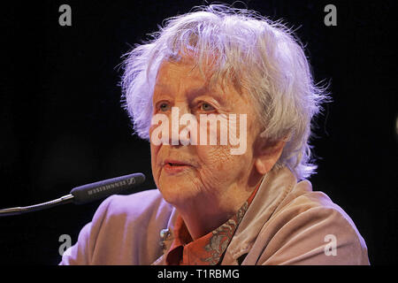 28 mars 2019, en Rhénanie du Nord-Westphalie, Köln : Ingrid Noll, romancier, parle du crime à une lecture au lit.Cologne. Photo : Oliver Berg/dpa Banque D'Images