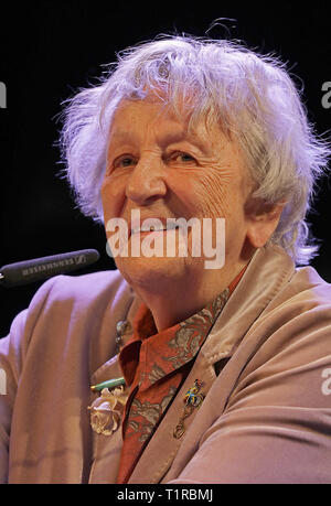 28 mars 2019, en Rhénanie du Nord-Westphalie, Köln : Ingrid Noll, romancier, parle du crime à une lecture au lit.Cologne. Photo : Oliver Berg/dpa Banque D'Images