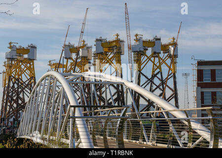 Victoria Park, Belfast, Irlande du Nord. 28 mars 2019. Un jour de printemps ensoleillé chaud avec ciel bleu, soleil et températures dans les bas de l'adolescence. La Sam Thompson bridge et Belfast Harbour Estate. Crédit : David Hunter/Alamy Live News. Banque D'Images