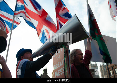 Londres, Royaume-Uni 28 mars 2019. Steve Bray de SODEM ( Stand de mépris Mouvement Européen ) qui protestaient devant Westminster. Savasadia Sandip Crédit / Alamy Live News Banque D'Images