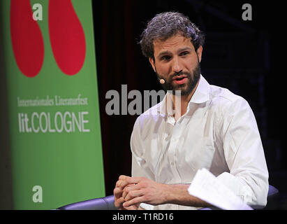 28 mars 2019, en Rhénanie du Nord-Westphalie, Köln : Takis Würger, journaliste et auteur, parle à une lecture au lit.Cologne. Photo : Oliver Berg/dpa Banque D'Images