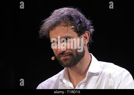 28 mars 2019, en Rhénanie du Nord-Westphalie, Köln : Takis Würger, journaliste et auteur, parle à une lecture au lit.Cologne. Photo : Oliver Berg/dpa Banque D'Images