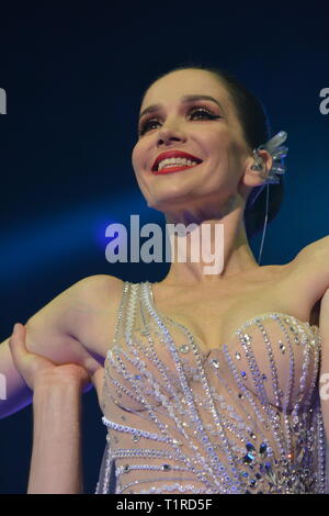 Moscou, Russie. Mar 28, 2019. La star de l'écran, la beauté de l'Amérique latine et le favori du public, Natalia Oreiro, a apporté un nouveau spectacle à la Russie dans le cadre de l'excursion inoubliable. Le grand public a rencontré Natalia Oreiro grâce à sa participation à la série télévisée populaire 'Wild Angel' et 'les riches et célèbres." Mais l'actrice dispose également d'un talent de chanteuse, ce qui lui a permis de vendre des albums en millions d'exemplaires dans le monde entier. Chaque visite de Natalia Oreiro en Russie se transforme en triomphe. Crocus City Hall, Moscou. Le 28 mars 2019. Crédit : Pavel Kashaev/Alamy Live News Banque D'Images