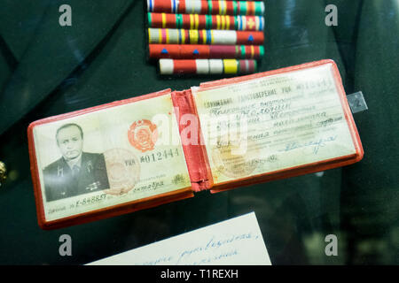 Exposition au Musée de Tchernobyl à Kiev, Ukraine. Identification militaire d'un des agents qui y travaillent. Banque D'Images