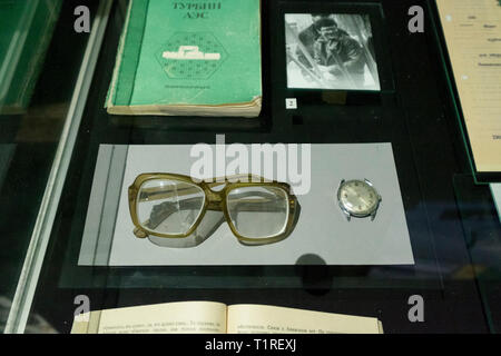 Exposition au Musée de Tchernobyl à Kiev, Ukraine. Lunettes et sa montre d'une victime de la radiation. Banque D'Images