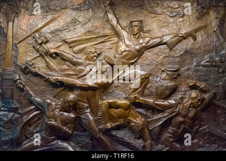 Le Musée National de l'histoire de l'Ukraine dans la seconde guerre mondiale. Frise en bronze représentant une bataille de la DEUXIÈME GUERRE MONDIALE. Banque D'Images