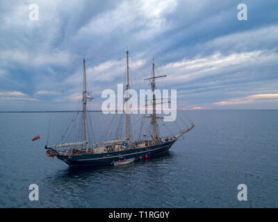 Le sail training ship Leeuwin II ancré près de Big Rat Island dans les Houtman Abrolhos. Les Houtman Abrolhos îles se trouvent à 60 kilomètres au large de la côte o Banque D'Images