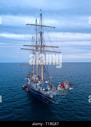 Le sail training ship Leeuwin II ancré près de Big Rat Island dans les Houtman Abrolhos. Les Houtman Abrolhos îles se trouvent à 60 kilomètres au large de la côte o Banque D'Images