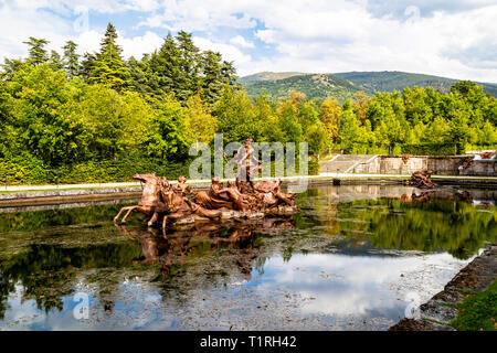 Sept 2018 - La Granja de San Ildefonso, Segovia, Espagne - statue de Neptune s'exécutant sur un char de la Fuente de la Carrera de Caballos dans le baroque sty Banque D'Images