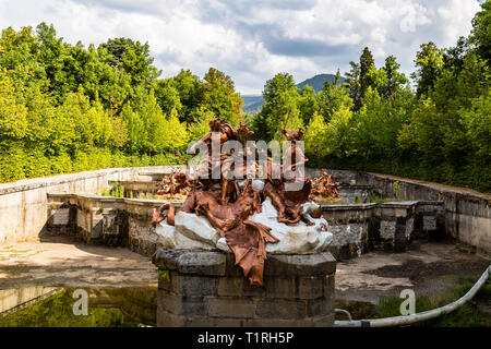 Sept 2018 - La Granja de San Ildefonso, Segovia, Espagne - Fuente de Apolo y Minerva dans les jardins de la Granja en été. Le Palais Royal et son gar Banque D'Images