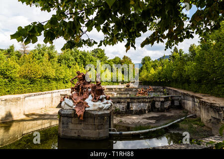 Sept 2018 - La Granja de San Ildefonso, Segovia, Espagne - Fuente de Apolo y Minerva dans les jardins de la Granja en été. Le Palais Royal et son gar Banque D'Images