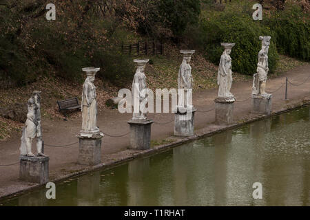 ROME, ITALIE - 3 mars 2019 : ligne de Canopue Caryatides du canal, la Villa d'Hadrien, Tivoli, Latium Banque D'Images