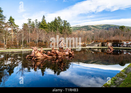 Dec 2018 - La Granja de San Ildefonso, Segovia, Espagne - statue de Neptune s'exécutant sur un char de la Fuente de la Carrera de Caballos dans le baroque styl Banque D'Images