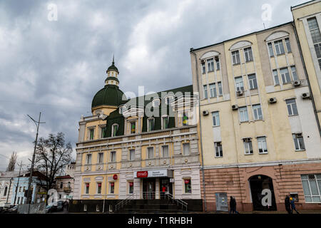 Dec 2017 - Kharkiv, Ukraine : bâtiments anciens dans la place de la Constitution, l'un des plus beaux du centre-ville historique Banque D'Images