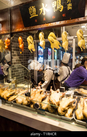 Mai 2017, Nanjing, Jiangsu, Chine : un magasin de la Nanjing traditionnelles locales dans les rues bondées de canard autour du temple de Confucius Banque D'Images