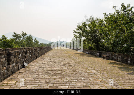 Mai 2017 - Nanjing, Jiangsu, Chine - un article de l'ancienne dynastie Ming remparts près de temple Jiming. Sanatorium on gulang Island Mountain est visible au loin. Nanjing a Banque D'Images