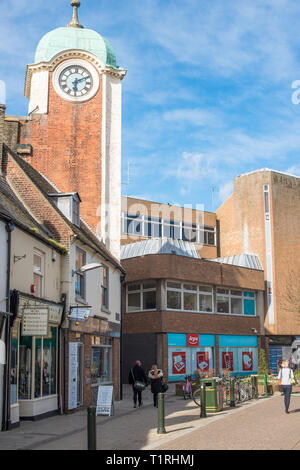 Tower Street magasins du centre-ville à King's Lynn, avec tour de l'horloge du cinéma Majestic, Norfolk, Angleterre, Royaume-Uni. Banque D'Images
