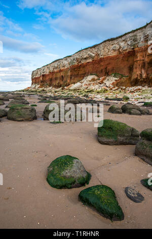 Les Falaises près d'Old Hunstanton Hunstantion sur la côte de Norfolk, où les fonds de craie blanche calcaire rouge en une formation. Connu sous le nom de falaises de bonbons. Banque D'Images