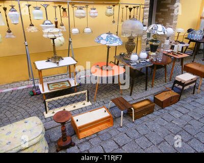 Jelenia Góra - Pologne / le 27 septembre 2018, les lampes rétro et tableaux proposés à la vente à un marché aux puces. Banque D'Images