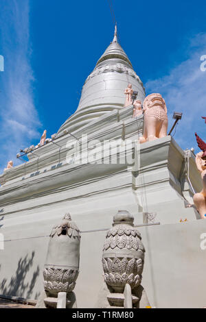Stupa principal, Wat Phnom, Phnom Penh, Cambodge, Asie Banque D'Images