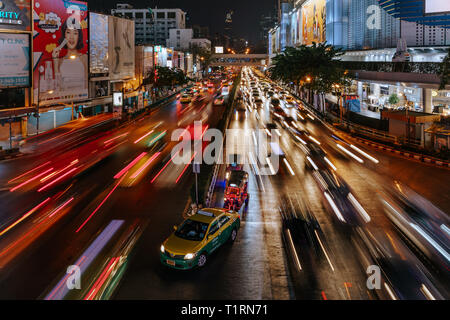 Motion de la circulation dans les rues de Bangkok, en Thaïlande pendant la nuit Banque D'Images