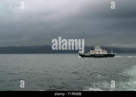 Le Caledonian-MacBrayne roll-on roll-off ferry Corruisk met les voiles de Mallaig, Highlands, sur la côte ouest de l'Écosse à Zemst sur l'île de Skye. Banque D'Images