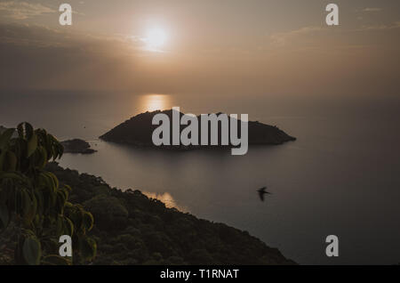 Paysage du soir d'un point de vue jusqu'à l'île de Koh Tao, Thaïlande pendant le coucher du soleil Banque D'Images