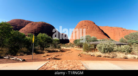 Vue du sentier qui mène à la Vallée des vents du Kata Tjuṯa, dans le Parc National Uluru-Kata Tjuṯa, Territoire du Nord, Australie Banque D'Images